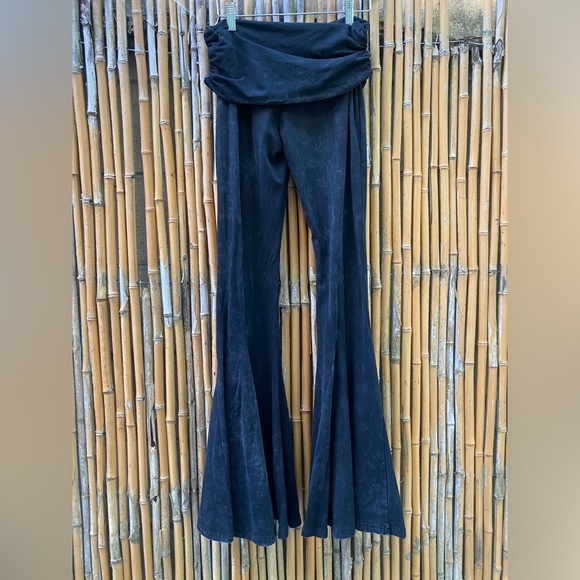 DOLLS KILL Current Mood Dew Morning Flare Yoga Pants size Medium - Picture 2 of 6